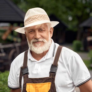 Middle-aged man wearing a straw hat